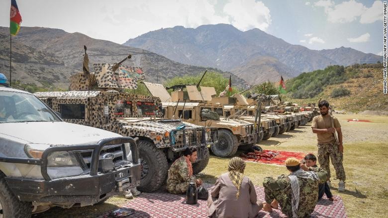 Lực lượng vũ trang cùng vũ khí và xe Humvee tại khu vực Parakh ở Bazarak, tỉnh Panjshir ngày 19/8. Ảnh: CNN