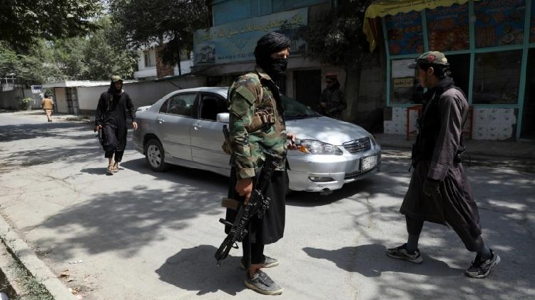 Các chiến binh Taliban đứng gác tại một trạm kiểm soát ở khu phố Wazir Akbar Khan ở thành phố Kabul, Afghanistan. Ảnh: AP