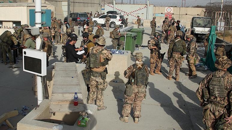 Lực lượng liên quân tại sân bay Kabul ngày 21/8. (Ảnh do Bộ Quốc phòng Anh cung cấp)
