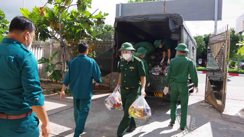 Đoàn công tác BĐBP Bà Rịa – Vũng Tàu trao tặng 200 suất quà cho đại diện chính quyền thị trấn Long Hải để chuyển cho người dân.