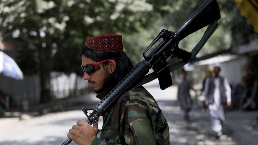 Một chiến binh Taliban đứng gác tại một trạm kiểm soát ở khu vực Wazir Akbar Khan (Kabul, Afghanistan). Ảnh: AP
