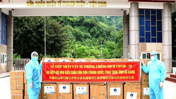 Tiếp nhận 50 máy tạo oxy cho công tác phòng chống dịch COVID-19 ở Hà Giang.