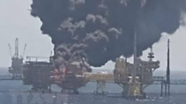 Khói bốc ngùn ngụt tại hiện trường vụ nổ gây cháy trên giàn khoan dầu Ku-Alpha ở mỏ dầu Ku-Maloob-Zaap, ngoài khơi bờ biển Tabasco và Campeche trên Vịnh Mexico. Ảnh: Twitter/TTXVN
