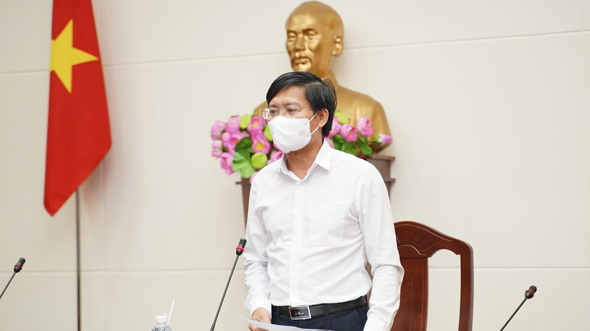 Chủ tịch UBND tỉnh Bình Thuận Lê Tuấn Phong chỉ đạo cuộc họp vào tối 24/8. Ảnh: Cổng TTĐT Bình Thuận)