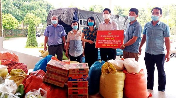 Hội Nông dân tỉnh Lào Cai hỗ trợ rau xanh, củ quả giúp người dân TP Hà Nội chống dịch, Ảnh: nhandan.com.vn