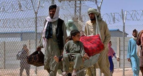 Một gia đình Afghanistan đi sơ tán. Ảnh: AP