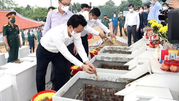 Lãnh đạo tỉnh Hà Giang làm thủ tục an táng hài cốt liệt sĩ tại Nghĩa trang Liệt sĩ quốc gia Vị Xuyên. Ảnh: Duy Tuấn