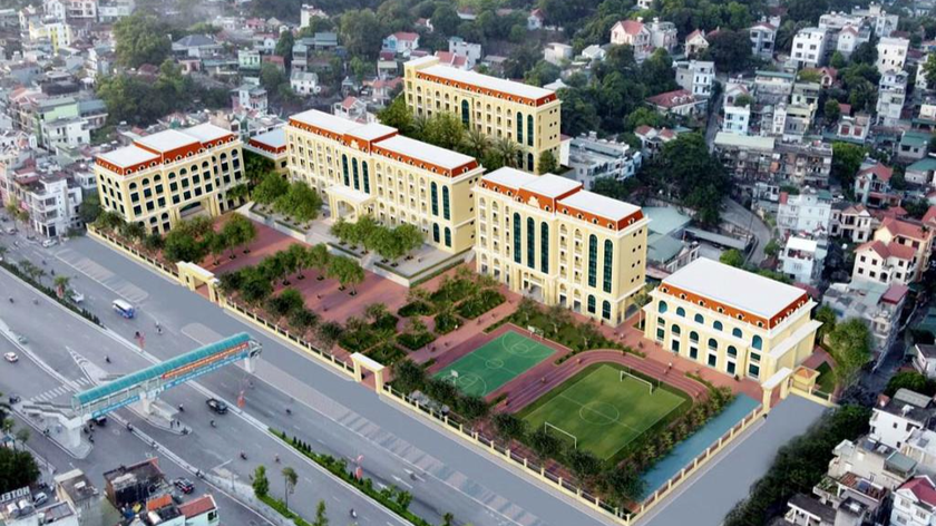 Trường THPT Hòn Gai (TP Hạ Long) được đầu tư nâng cấp, cải tạo và xây mới, chuẩn bị được đưa vào sử dụng trong năm học 2021-2022. Ảnh: Cổng TTĐT Quảng Ninh