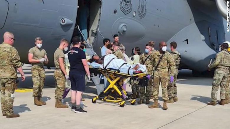 Nhân viên hỗ trợ y tế đón mẹ con Reach ở Căn cứ Không quân Ramstein (Đức) hôm 22/8.