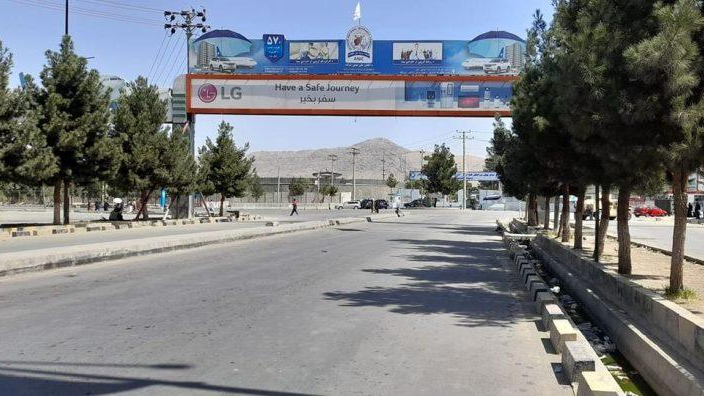 Taliban phong tỏa lối vào sân bay Kabul để ngăn chặn dòng người đổ về sau vụ tấn công hôm 26/8.