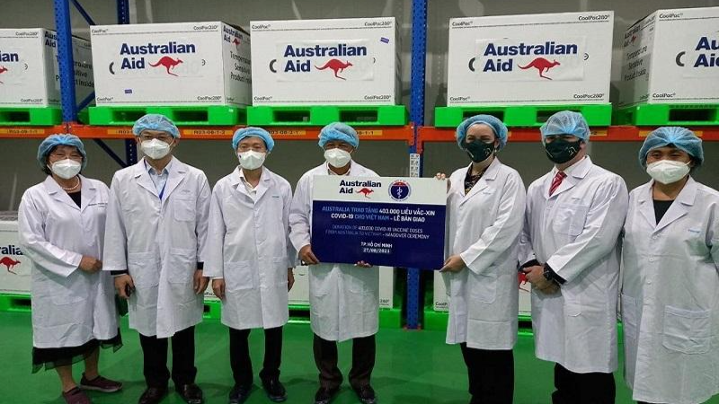 Thứ trưởng Nguyễn Trường Sơn và Tổng lãnh sự Australia Julianne Cowley bàn giao 403 nghìn liều vaccine. Ảnh: Hà Văn Đạo