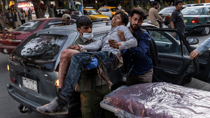 Hơn 200 người Afghanistan đã thương vong trong vụ nổ kép gần sâm bay Kabul. 