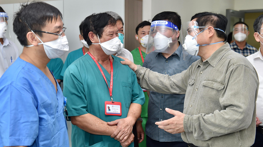Thủ tướng Phạm Minh Chính động viên các bác sĩ tại Bệnh viện quốc tế Becamex, TP Thuận An. Ảnh: VGP/Nhật Bắc