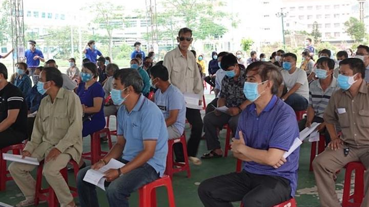 Người dân Bình Định đang chờ tiêm vaccine phòng COVID-19.