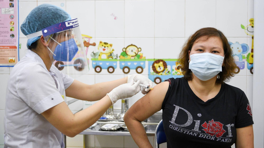 Một phụ nữ được tiêm vaccine AstraZeneca COVID-19 tại một bệnh viện ở tỉnh Hải Dương, Việt Nam vào tháng 3/2021. Ảnh: Reuters