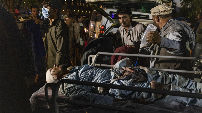 Cấp cứu người bị thương trong vụ nổ bom bên ngoài sân bay quốc tế ở Kabul. Ảnh: NYT