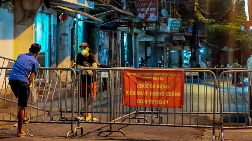 Lực lượng chức năng tiến hành phong tỏa tạm thời chợ Ngọc Hà. Ảnh: VOV