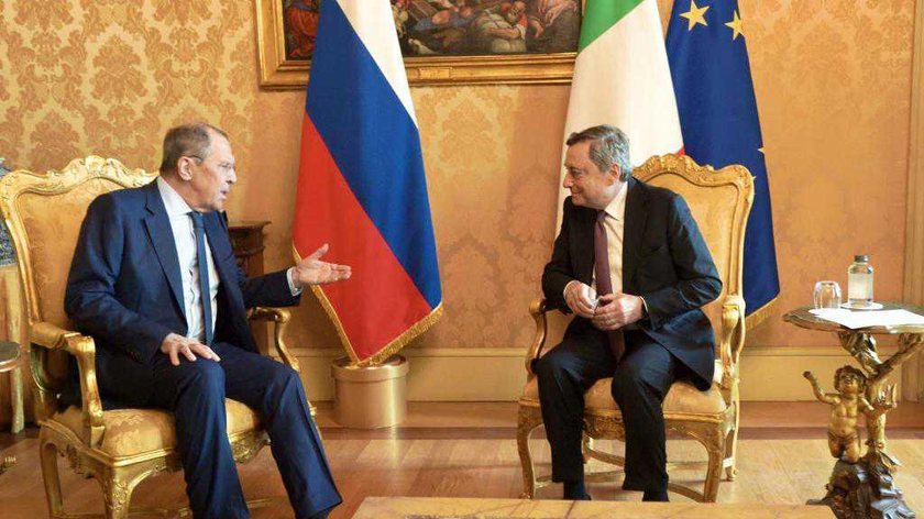Thủ tướng Ý Mario Draghi (bên trái) gặp Bộ trưởng Ngoại giao Nga Sergey Lavrov đang thăm Italy, vào ngày 27/8/2021.