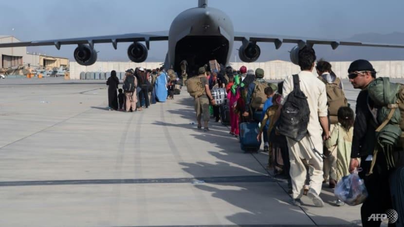 Những dòng người Afghanistan xếp hàng để lên máy bay sơ tán của Không quân Mỹ tại sân bay Kabul. Ảnh: AFP