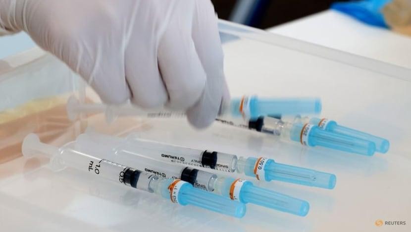Một nhân viên y tế chọn một ống tiêm khi cô ấy tiêm vaccine phòng COVID-19 tại Văn phòng Chính quyền Thủ đô Tokyo ngày 18/6/2021. Ảnh: Reuters