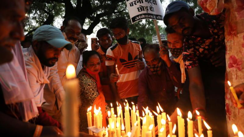 Mọi người tham gia một buổi cầu nguyện dưới ánh nến để phản đối cáo buộc cưỡng bức và giết một bé gái 9 tuổi ở New Delhi, Ấn Độ ngày 8/8/2021. Ảnh: Reuters