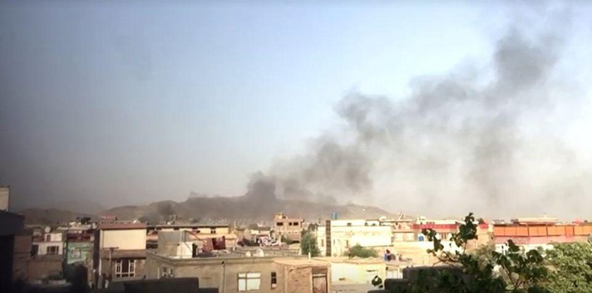 Hình ảnh cột khói đen bốc lên ở khu dân cư gần sân bay Kabul sau vụ tấn công. Ảnh: Reuters