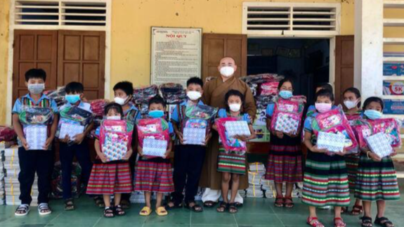 Sư thầy Thích Thiện Mỹ trao quà cho các em học sinh Trường Tiểu học Hương Sơn.