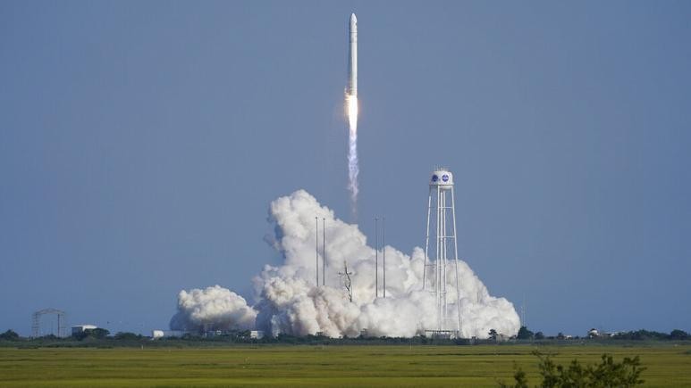 Tên lửa Antares của Grumman phóng lên khỏi bệ phóng tại Cơ sở Thử nghiệm của NASA ngày 10/8/ 2021 ở Đảo Wallops. Ảnh: AP