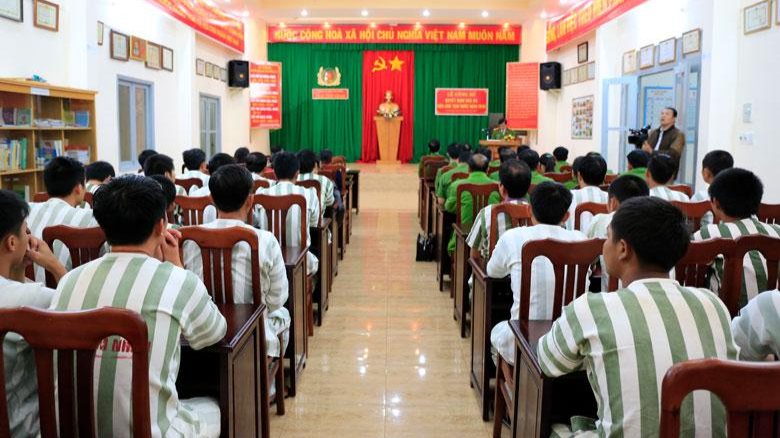 Phạm nhân tại trại tạm giam Công an Lâm Đồng dự lễ công bố quyết định đặc xá của Chủ tịch nước năm 2016 - Ảnh minh hoạ