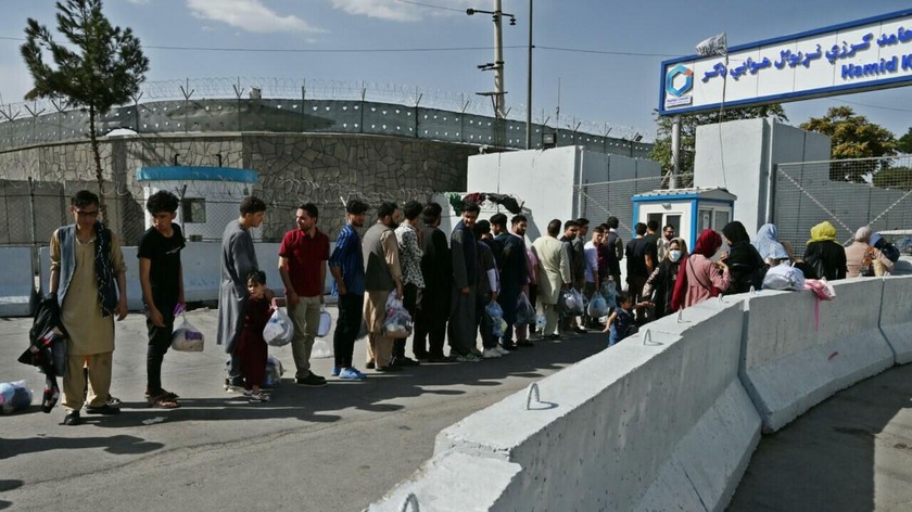 Những người Afghanistan, hy vọng rời khỏi Afghanistan, xếp hàng tại cổng chính của sân bay Kabul ở Kabul vào ngày 28/8/2021. Ảnh: AFP