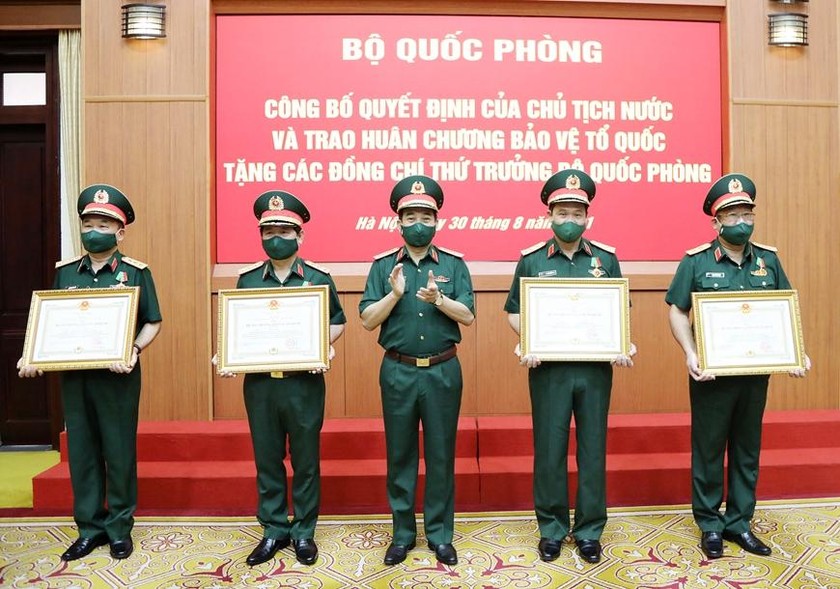Đại tướng Phan Văn Giang trao Huân chương Bảo vệ Tổ quốc hạng Ba tặng các đồng chí Thứ trưởng Bộ Quốc phòng. Ảnh: QĐND