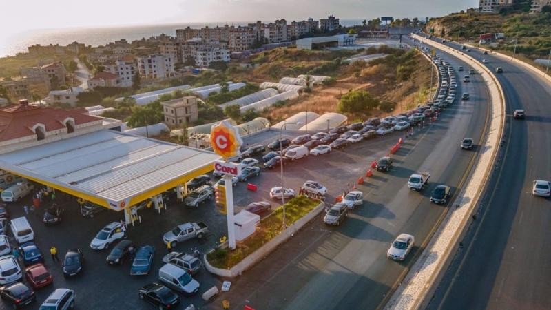 Ô tô xếp hàng dài chờ tiếp nhiên liệu tại một trong số ít trạm xăng mở ở Beirut, Lebanon. 