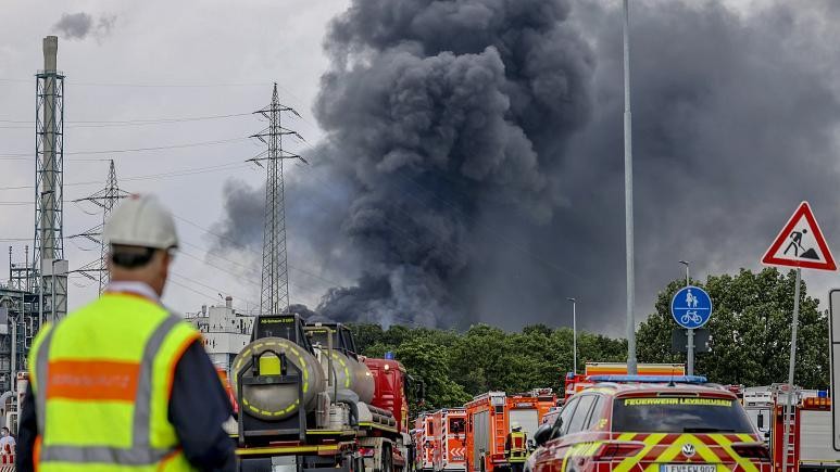 Khói đen từ vụ nổ nhà máy đốt chất thải ở Leverkusen, Đức ngày 27/7/2021. Ảnh: AP