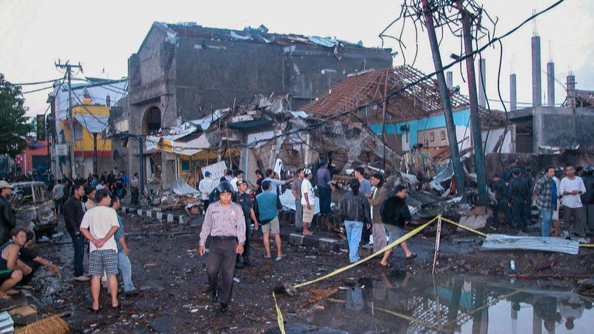 Hiện trường xảy ra vụ nổ bom ở khu du lịch Kuta ở Denpasar, Bali ngày 13/10/2002. Ảnh: AFP