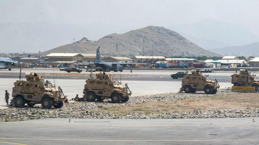 Các binh sĩ Lục quân Hoa Kỳ được giao nhiệm vụ cho Sư đoàn Dù số 82 tuần tra Sân bay Quốc tế Hamid Karzai ở Kabul ngày 17/8/2021. Ảnh: Reuters