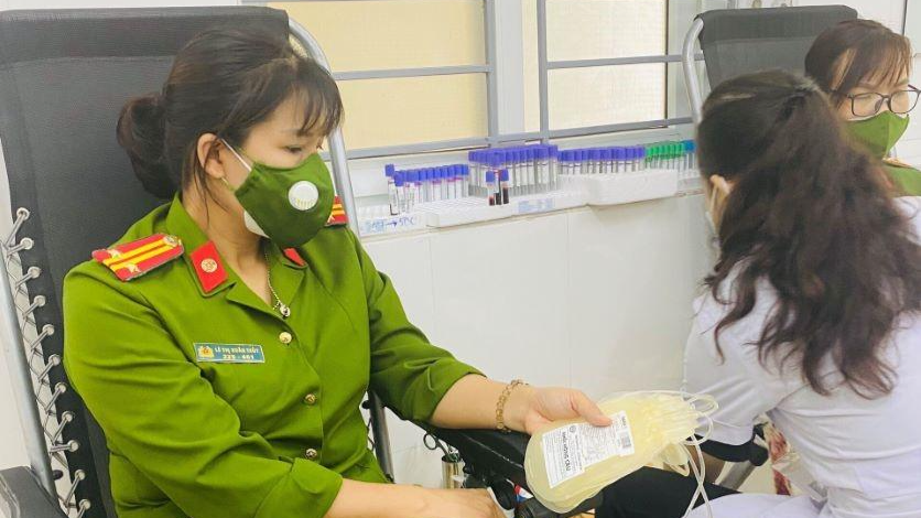 Trung tá Lê Thị Xuân Thủy vừa trực chốt từ 0h đến 6h sáng nhưng vẫn tham gia hiến máu cứu người.