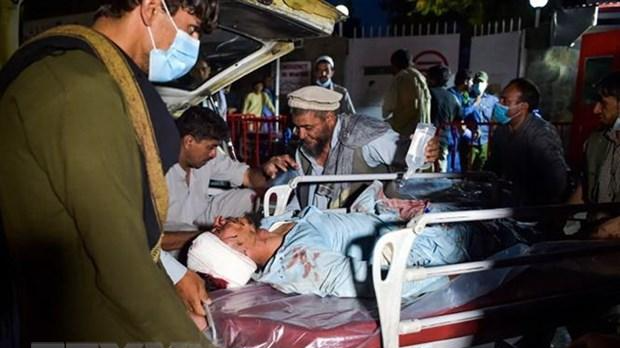 Chuyển người bị thương trong vụ đánh bom liều chết tại sân bay quốc tế Kabul của Afghanistan, ngày 26/8/2021. Ảnh: AFP