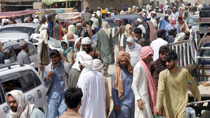 Những người đến từ Afghanistan tập trung tại trạm kiểm soát qua Cổng Hữu nghị ở thị trấn biên giới Pakistan-Afghanistan của Chaman, Pakistan ngày 27/8/2021. 