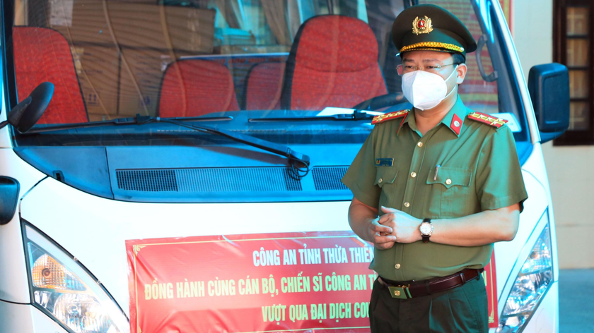 Đại tá Nguyễn Thanh Tuấn, Giám đốc Công an tỉnh biểu dương các thành viên trong đoàn công tác.