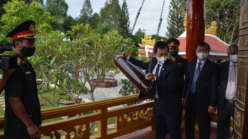 Bí thư Tỉnh ủy Kon Tum Dương Văn Trang đánh hồi chuông tại Nhà bia tưởng niệm Sư Đoàn 10.