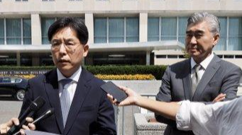 Đặc phái viên hạt nhân Hàn Quốc Noh Kyu-duk (trái) phát biểu trước tòa nhà của Bộ Ngoại giao Hoa Kỳ ở Washington vào ngày 30/8/2021, sau cuộc gặp với người đồng cấp Hoa Kỳ, Sung Kim (phải) về Triều Tiên. Ảnh: Yonhap