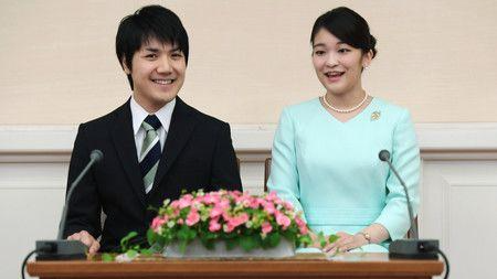 Mako và Komuro công bố ý định kết hôn vào tháng 9/2017.
