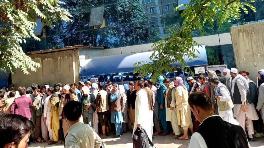 Dòng người chờ rút tiền ở các ngân hàng ở Kabul. Ảnh: Khaama Press