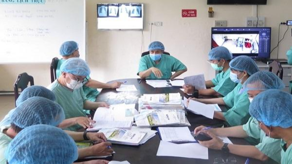 Lãnh đạo bệnh viện Trung ương Huế chủ trì hội chẩn điều trị bệnh nhân COVID-19.