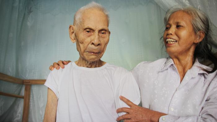 Mặc dù đã 101 tuổi, nhưng khi nhắc đến ký ức những ngày mùa Thu lịch sử, cụ Bàn lại xúc động