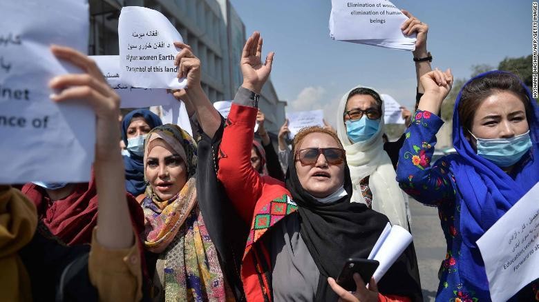 Phụ nữ Afghanistan tham gia cuộc biểu tình đòi quyền lợi ở Kabul ngày 3/9. Ảnh: CNN
