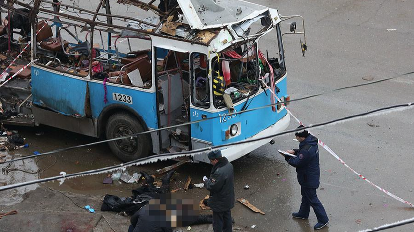 Hiện trường vụ tấn công liều chết nhắm vào một chiếc xe buýt đông người ở phía nam thành phố Volgograd ngày 30/12/2013 khiến 17 người thiệt mạng, bao gồm cả tên khủng bố và hơn 20 người bị thương. Ảnh: Sputnik