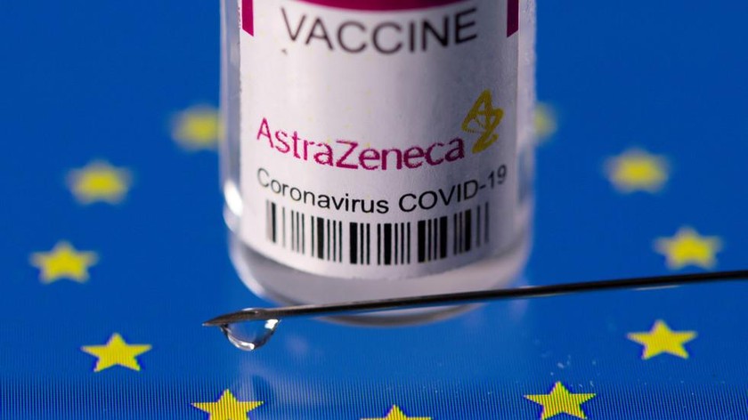 Lọ có nhãn 'vắc xin phòng bệnh coronavirus AstraZeneca (COVID-19)' được đặt trên lá cờ EU được hiển thị trong bức ảnh minh họa này chụp ngày 24/3/2021. Ảnh: Reuters