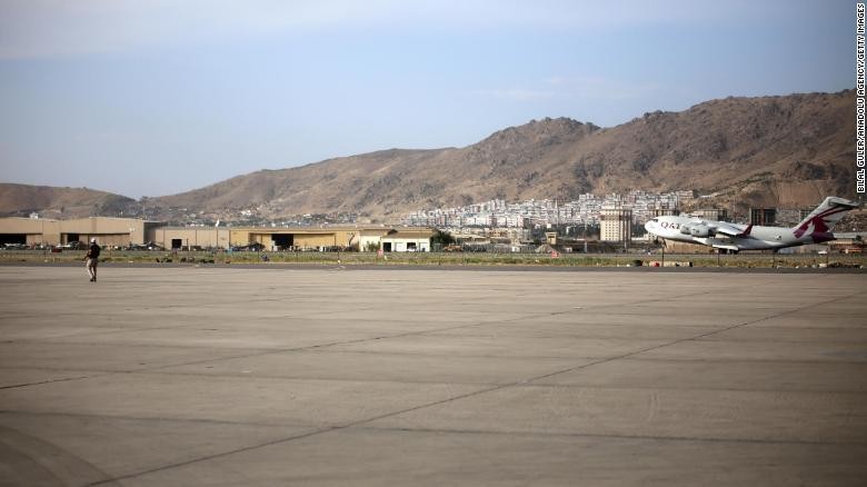 Một máy bay của Qatar Airways rời sân bay Kabul ngay sau khi hạ cánh vào ngày 3/9.