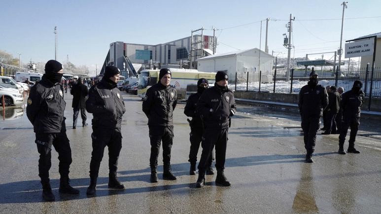 Nhân viên cảnh sát cứu hộ tại hiện trường vụ tai nạn tàu hỏa ở Ankara, Thổ Nhĩ Kỳ hôm 13/12/2018. Ảnh: AP